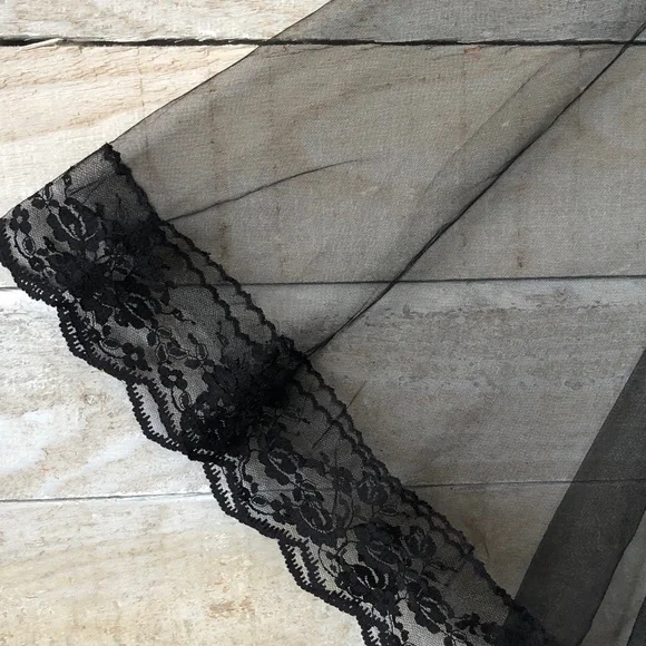 Black Lace Veil with metal hair clip - Picture 2 of 5